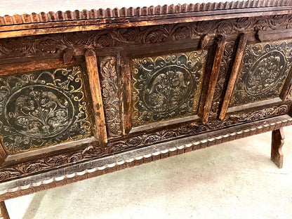 Credenza originale indiano con frontale finemente decorato frontale