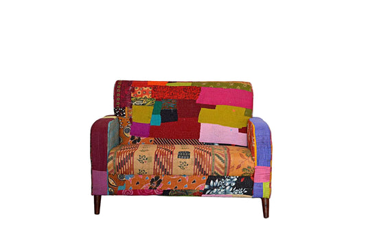 Divano vintage etnico a 2 posti in stoffa riciclata e cotone, con struttura in legno massiccio.