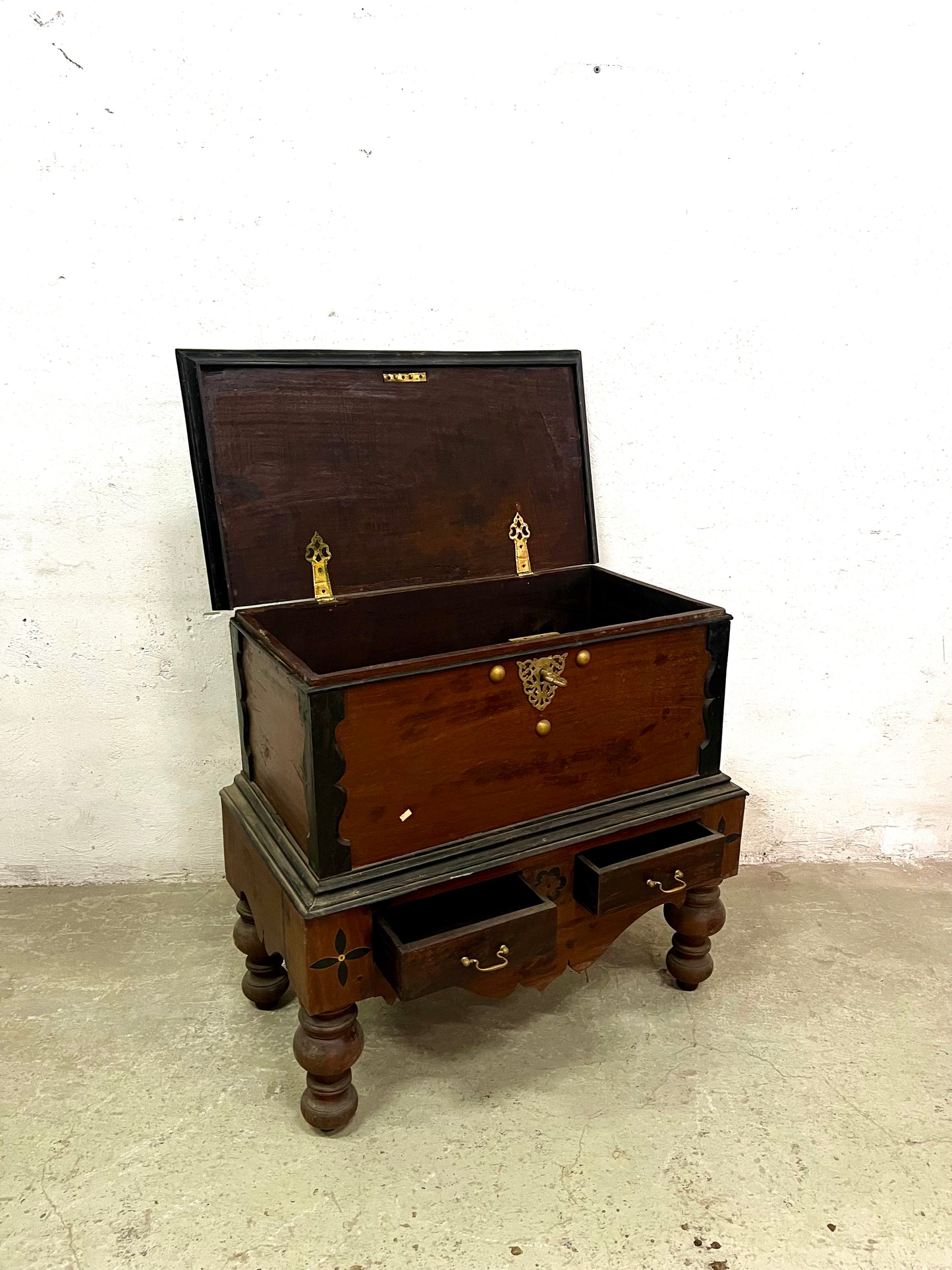 Baule coloniale intarsiato ebano e teak