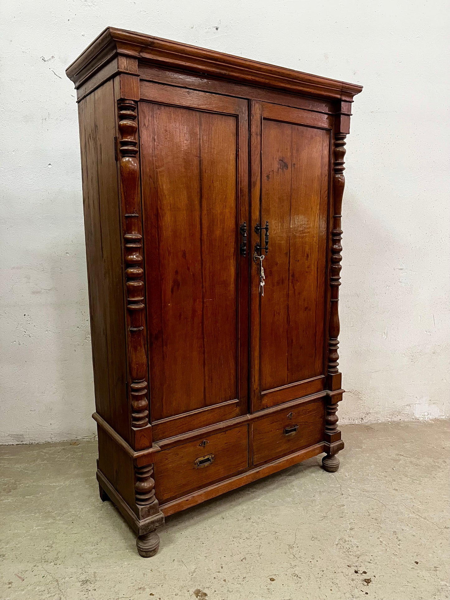 Armadio coloniale in teak con vano segreto