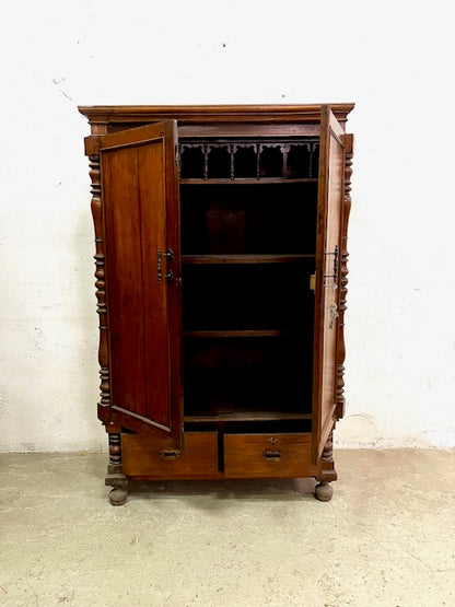 Dettaglio finitura teak massello, armadio coloniale
