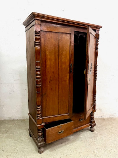 Armadio coloniale in legno di teak con vano segreto stile esotico artigianale