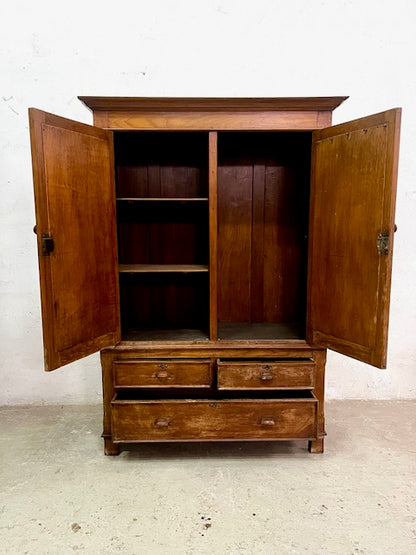 Armadio coloniale in teak con specchi, ante aperte e interno