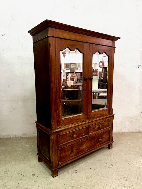 Dettaglio specchi e struttura in teak, armadio coloniale
