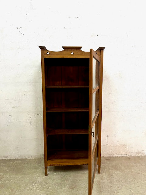 Vetrinetta coloniale in teak, ante aperte