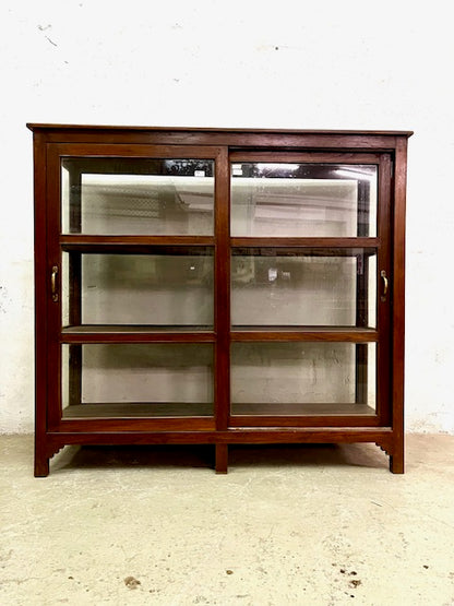 Dettaglio finitura teak di Ceylon, vetrina espositore coloniale