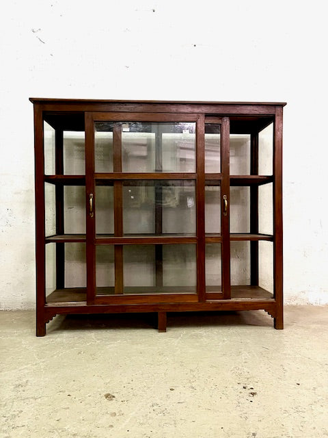 Vetrina espositore coloniale in teak con ante scorrevoli, vista frontale