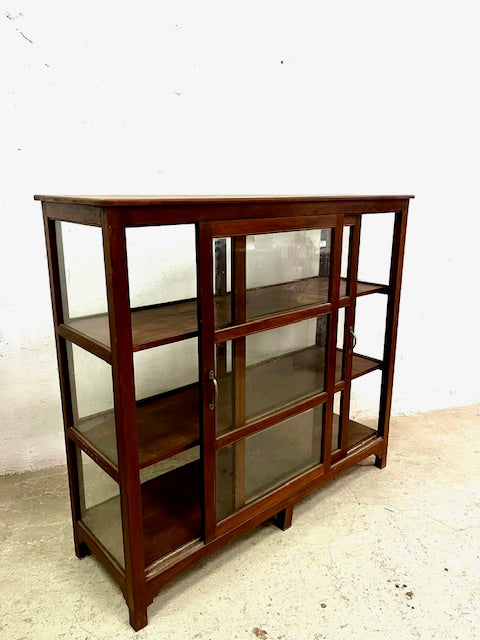 Vetrina espositore coloniale in teak, vista laterale