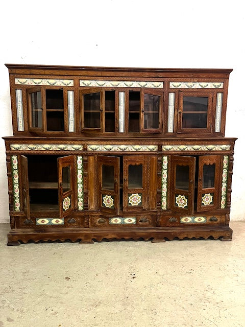 Vetrina coloniale in teak con ceramiche, vista dall'alto
