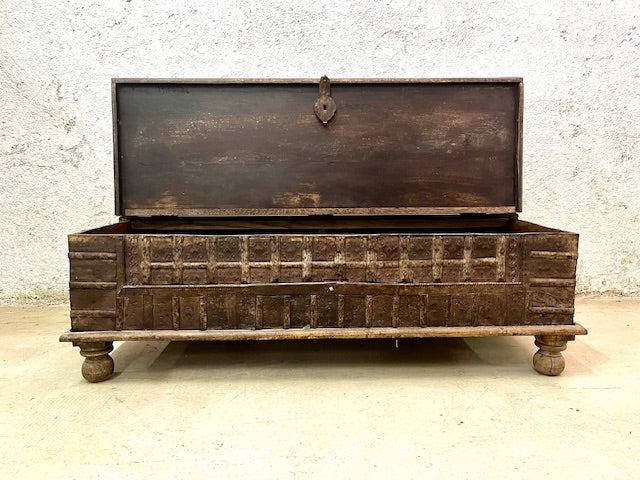 Baule indiano in legno massiccio con borchie in ferro