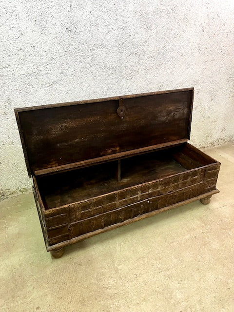 Baule indiano in legno massiccio con borchie in ferro