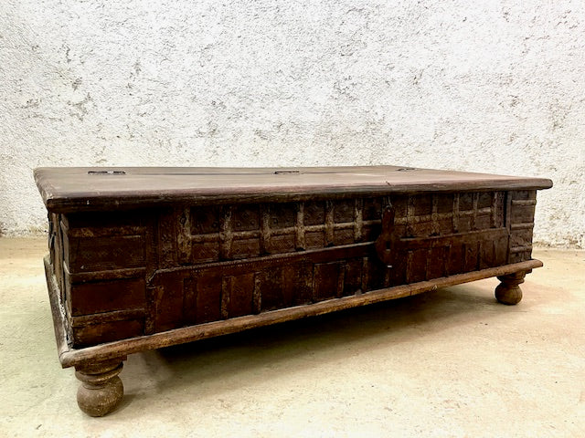 Baule indiano in legno massiccio con borchie in ferro