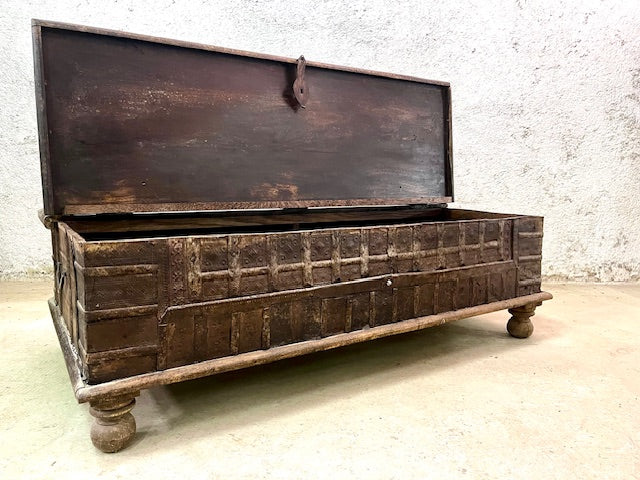 Baule indiano in legno massiccio con borchie in ferro