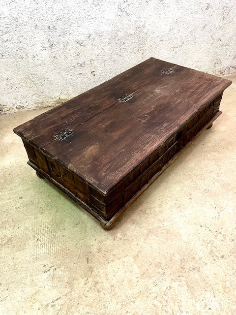 Baule indiano in legno massiccio con borchie in ferro