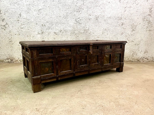 Baule indiano d'epoca in Teak con borchie in ferro