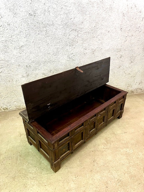 Baule indiano d'epoca in Teak con borchie in ferro