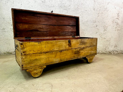 Baule vintage indiano con ruote shabby originale