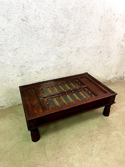 Tavolino etnico indiano con cristallo vecchia porta legno ferro ottone
