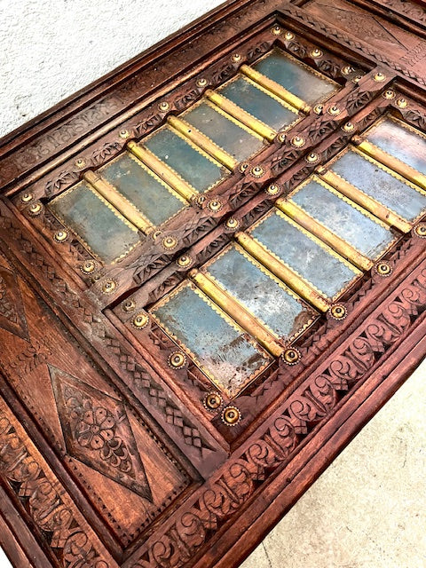 Tavolino etnico indiano con cristallo vecchia porta legno ferro ottone