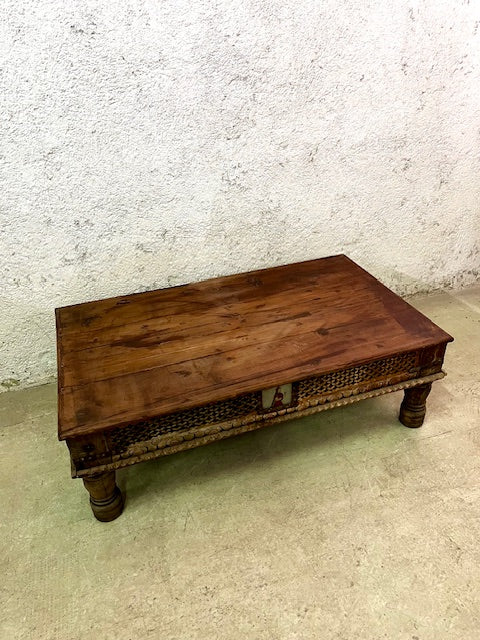 Tavolino indiano in Teak intarsiato e vetri dipinti