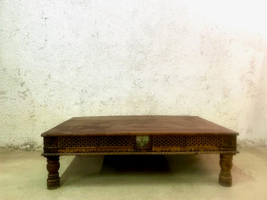 Tavolino indiano in Teak con fregio intarsiato e vetri dipinti