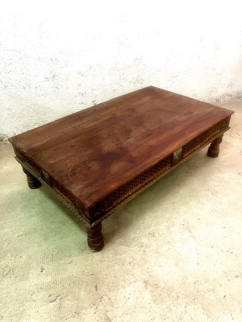 Tavolino indiano in Teak con fregio intarsiato e vetri dipinti