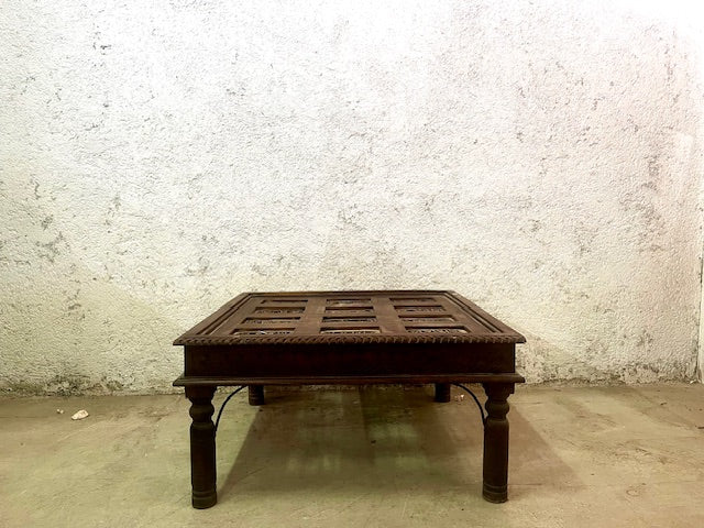 Tavolino indiano con cristallo in legno massiccio con formelle in ottone