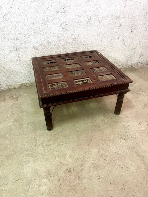 Tavolino indiano con cristallo in legno massiccio con formelle in ottone