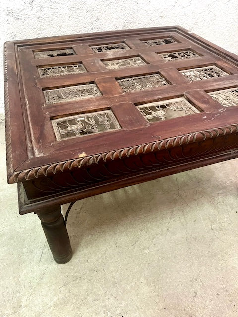 Tavolino indiano con cristallo in legno massiccio con formelle in ottone