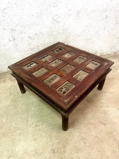 Tavolino indiano con cristallo in legno massiccio con formelle in ottone
