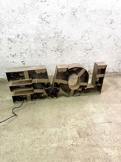 Insegna LOVE Retro-Illuminata in Metallo di Recupero – Vintage Etnico Artigianale
