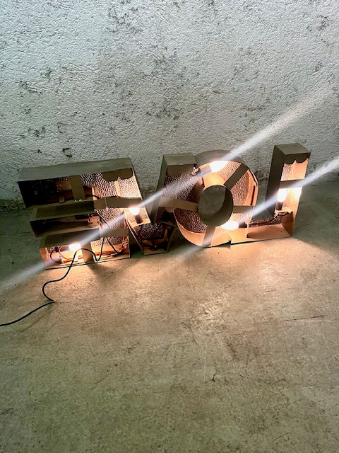 Insegna LOVE Retro-Illuminata in Metallo di Recupero – Vintage Etnico Artigianale