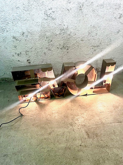 Insegna LOVE Retro-Illuminata in Metallo di Recupero – Vintage Etnico Artigianale