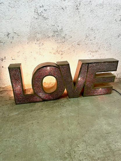 Insegna LOVE Retro-Illuminata in Metallo di Recupero – Vintage Etnico Artigianale