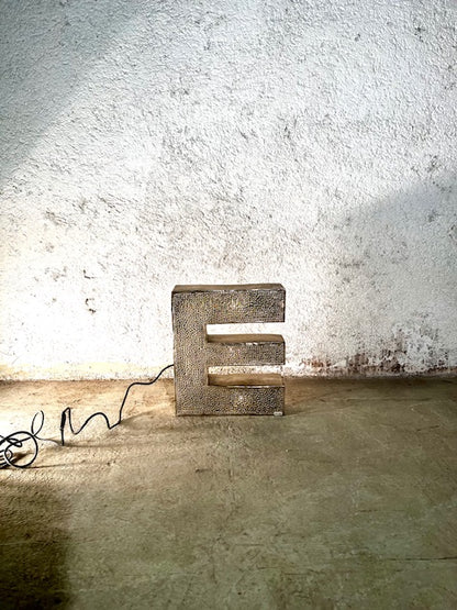 Lettera Illuminata in Metallo di Recupero – Stile Insegna Industrial