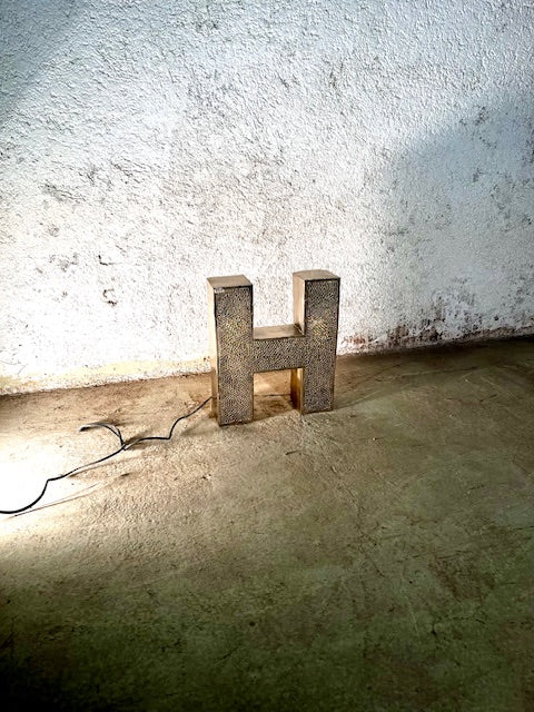Lettera Illuminata in Metallo di Recupero – Stile Insegna Industrial