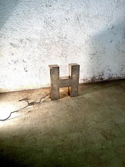 Lettera Illuminata in Metallo di Recupero – Stile Insegna Industrial