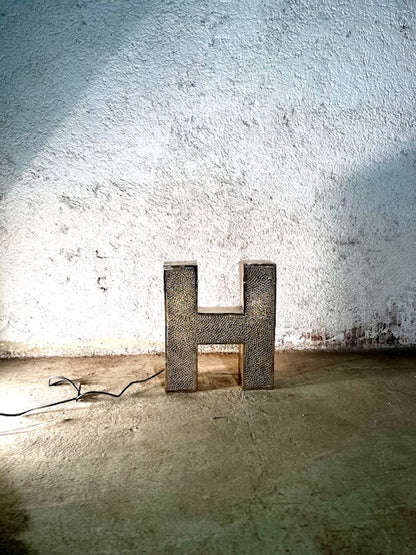 Lettera Illuminata in Metallo di Recupero – Stile Insegna Industrial