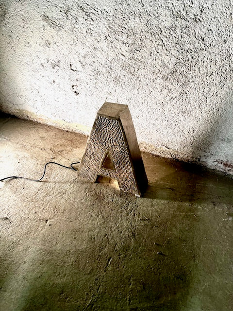 Lettera Illuminata in Metallo di Recupero – Stile Insegna Industrial