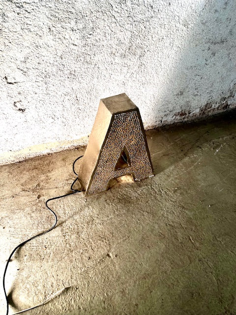 Lettera Illuminata in Metallo di Recupero – Stile Insegna Industrial