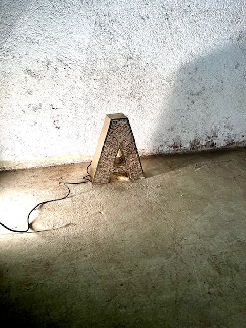 Lettera Illuminata in Metallo di Recupero – Stile Insegna Industrial