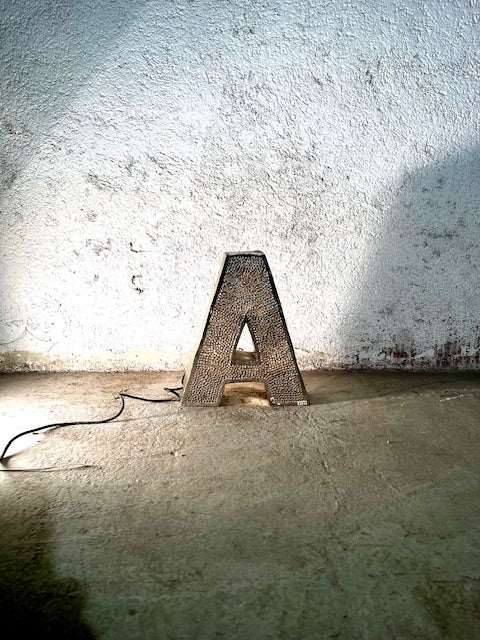 Lettera Illuminata in Metallo di Recupero – Stile Insegna Industrial