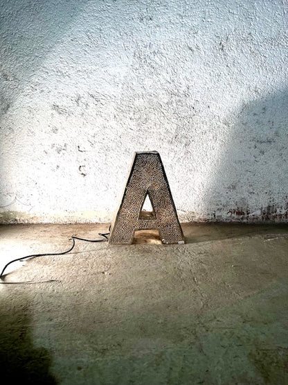 Lettera Illuminata in Metallo di Recupero – Stile Insegna Industrial