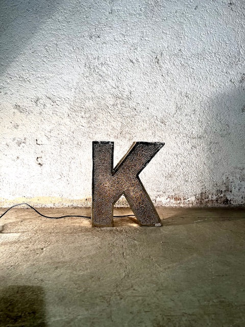 Lettera Illuminata in Metallo di Recupero – Stile Insegna Industrial