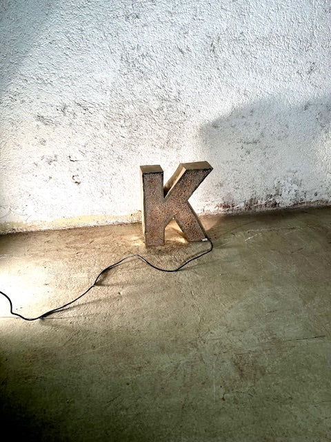 Lettera Illuminata in Metallo di Recupero – Stile Insegna Industrial