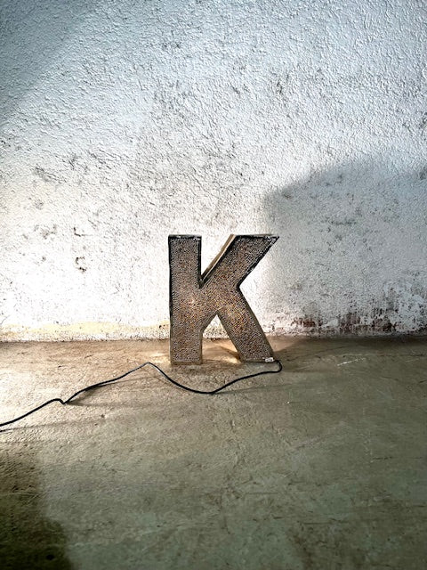 Lettera Illuminata in Metallo di Recupero – Stile Insegna Industrial