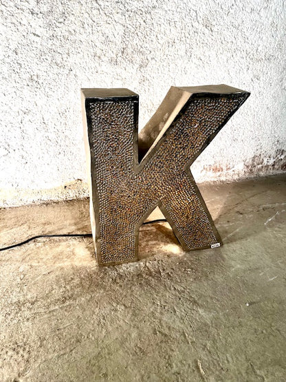 Lettera Illuminata in Metallo di Recupero – Stile Insegna Industrial