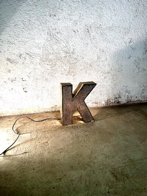 Lettera Illuminata in Metallo di Recupero – Stile Insegna Industrial