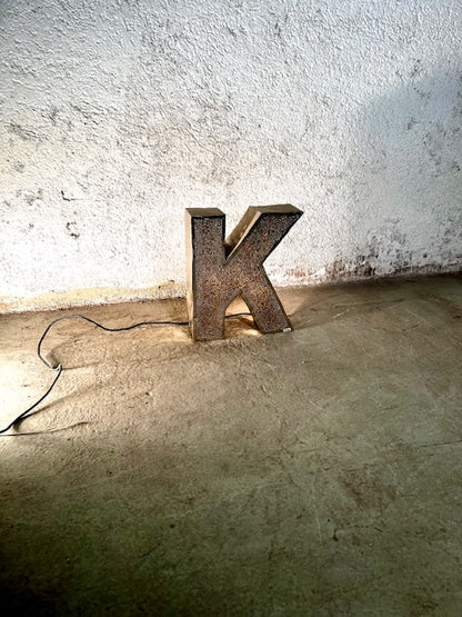 Lettera Illuminata in Metallo di Recupero – Stile Insegna Industrial