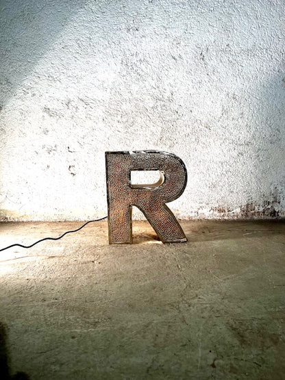 Lettera Illuminata in Metallo di Recupero – Stile Insegna Industrial